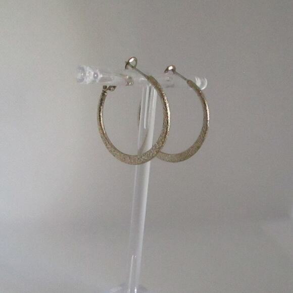 Vintage 80s/90s Gold Tone Hoop Earrings Textured Glitter Finish 1in Latch Back - Picture 5 of 17